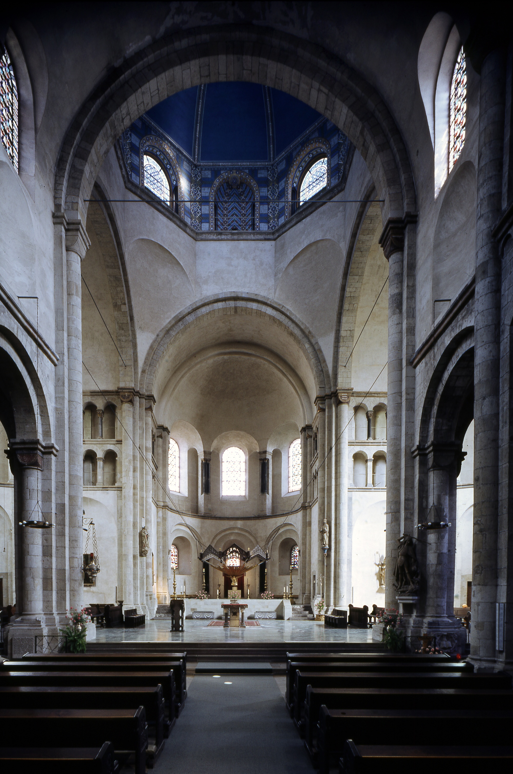 Apostelstr., St Aposteln Vierungsaltar mit Leuchterkrone von S. Hürten, Foto Stadtkonservator Köln,körber-Leupold 1985 (1)