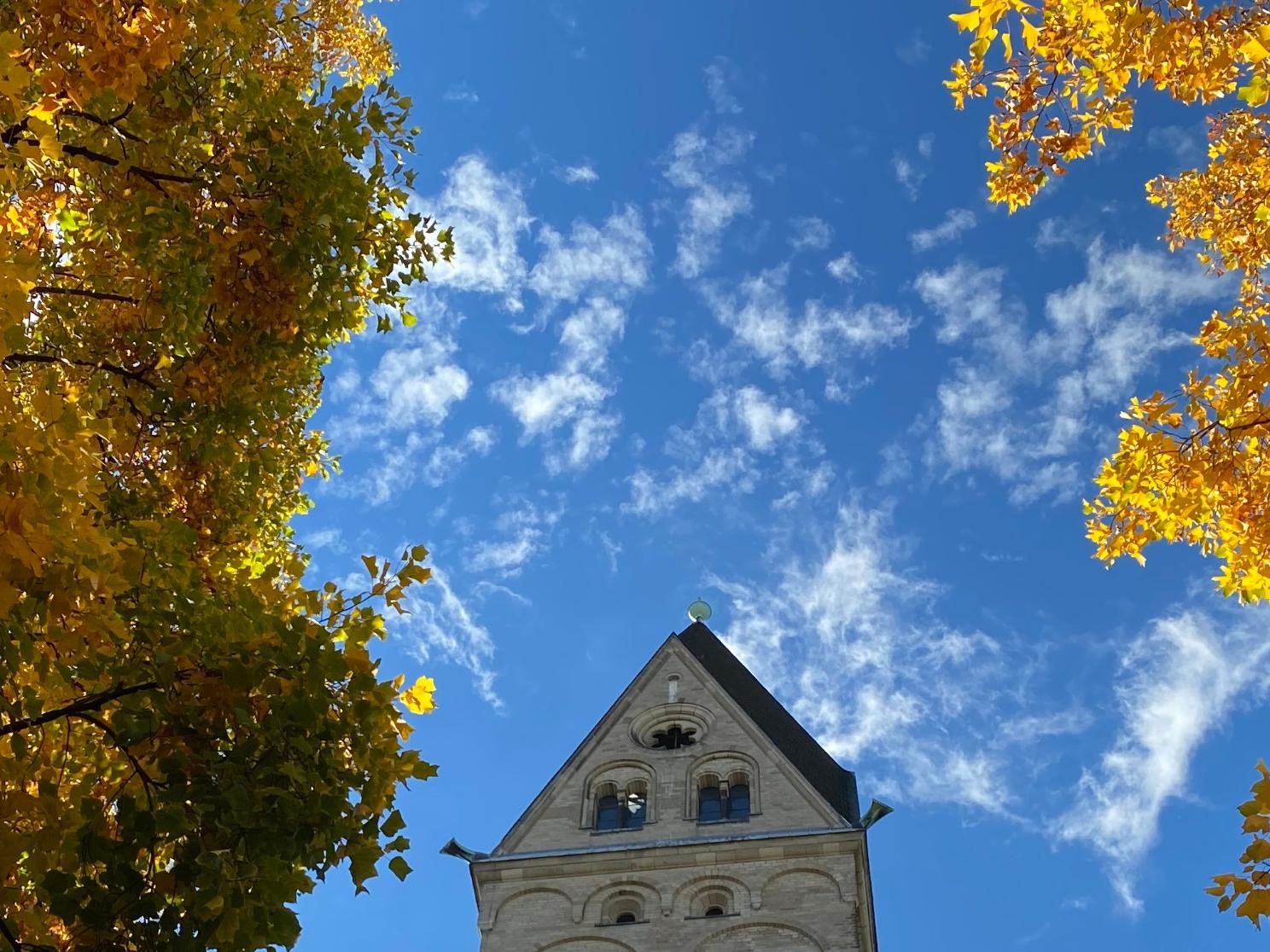 2022 Glockenturm mit Herbstlaub