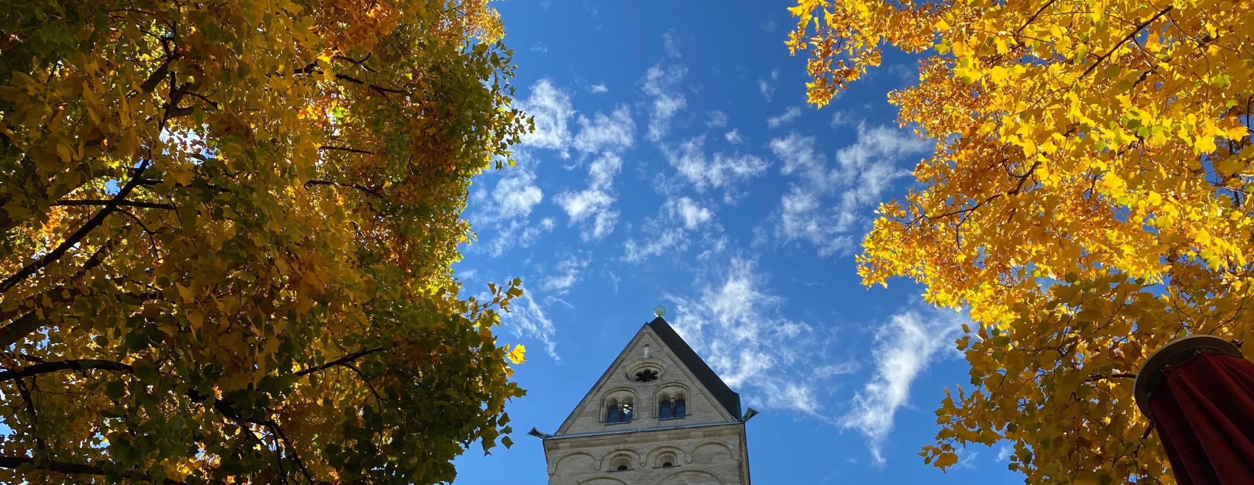 2022 Glockenturm mit Herbstlaub