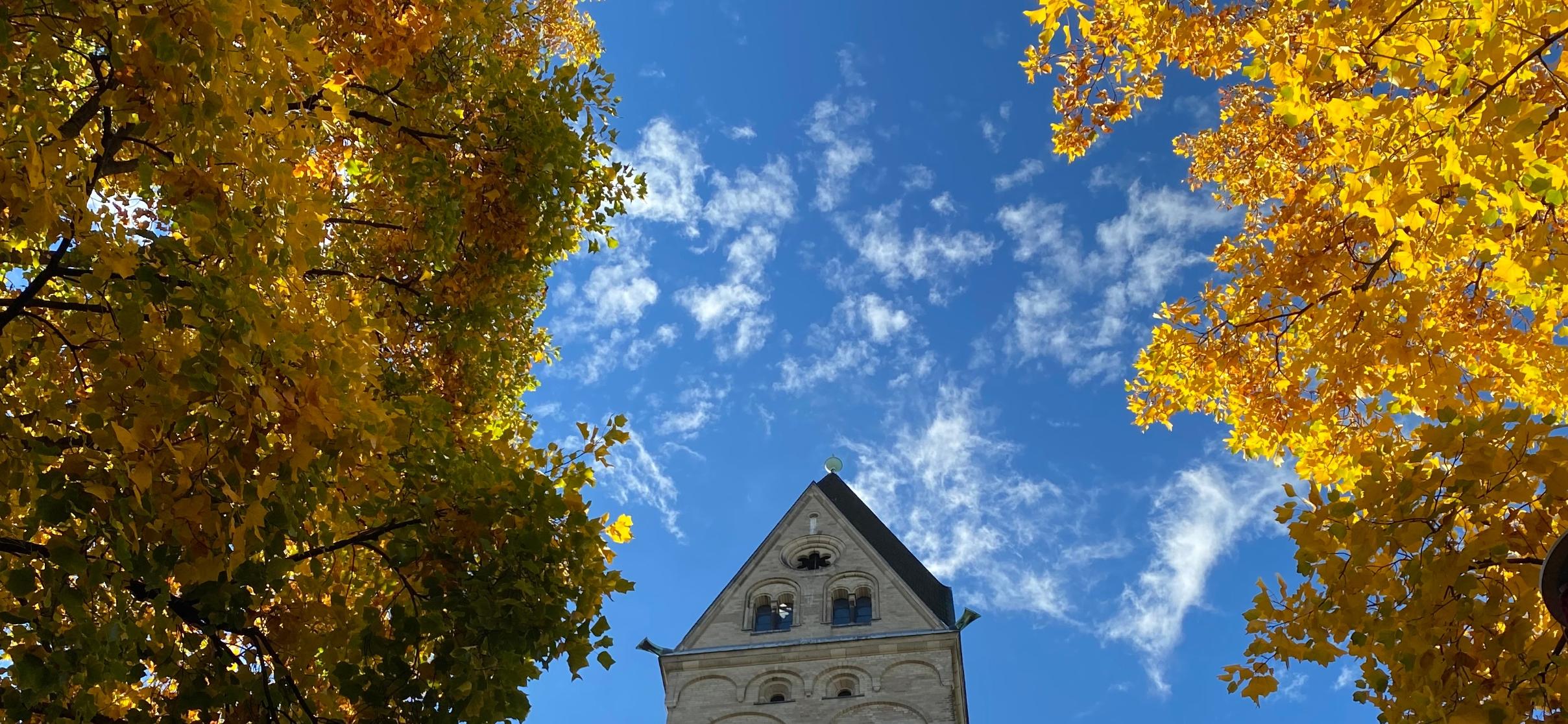 2022 Glockenturm mit Herbstlaub