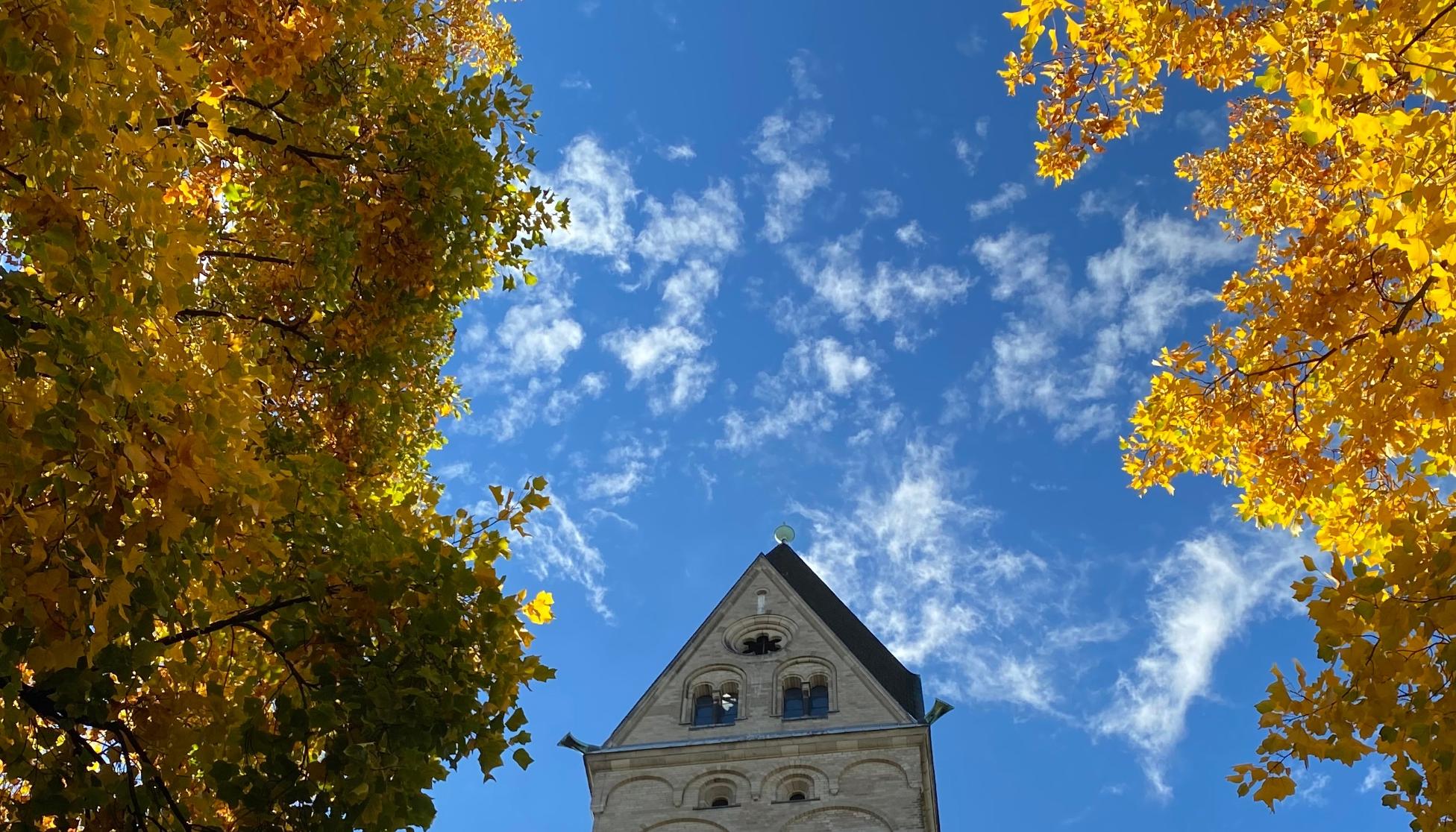 2022 Glockenturm mit Herbstlaub