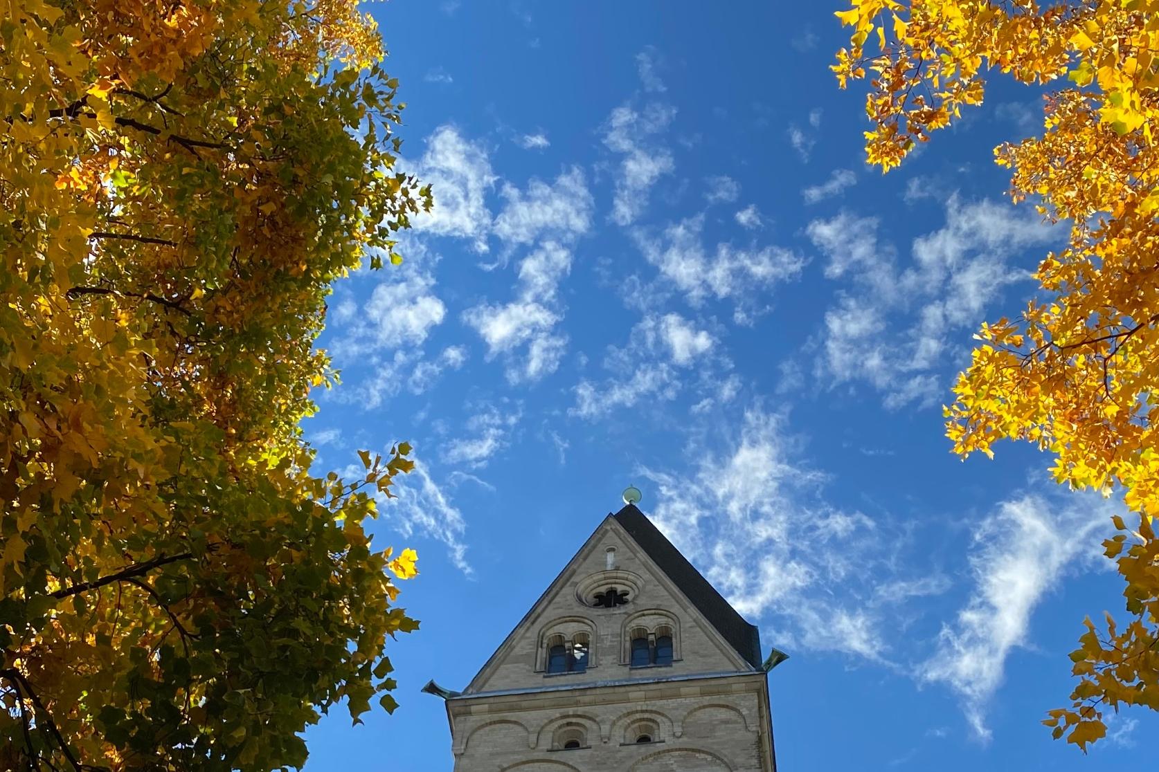 2022 Glockenturm mit Herbstlaub