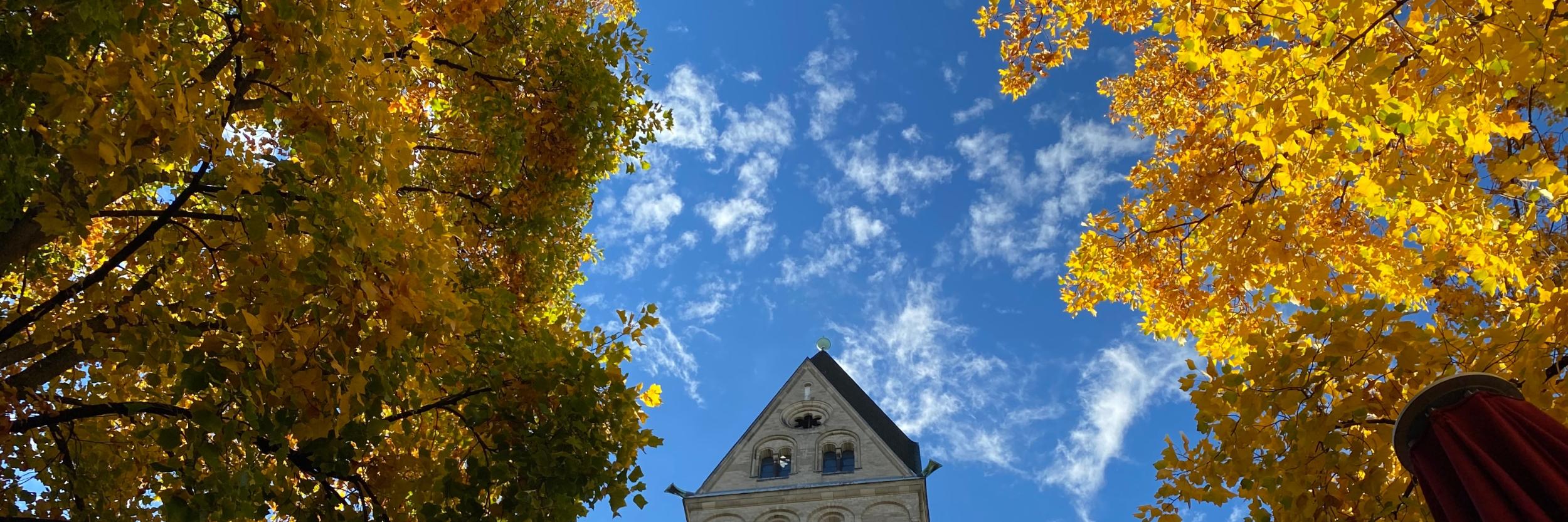 2022 Glockenturm mit Herbstlaub