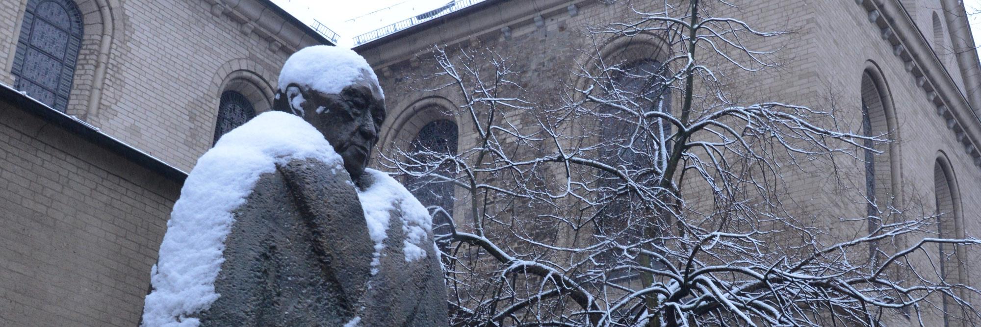 Adenauerstatue im Schnee