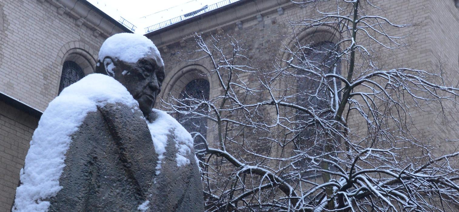 Adenauerstatue im Schnee