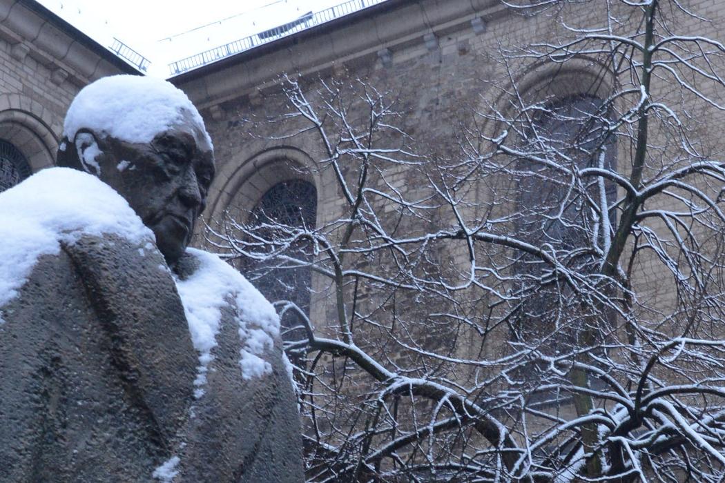Adenauerstatue im Schnee