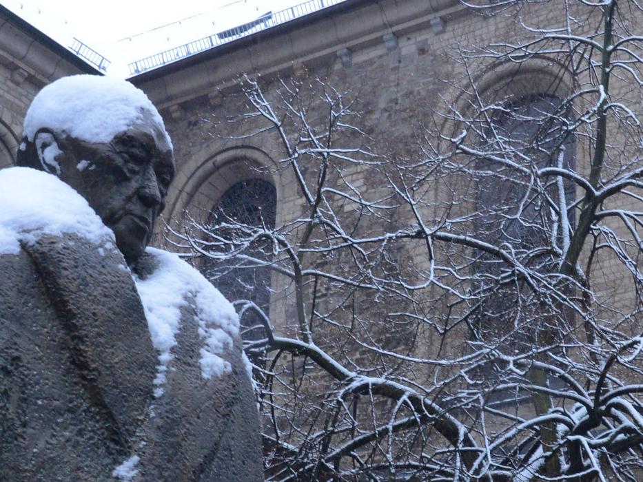 Adenauerstatue im Schnee