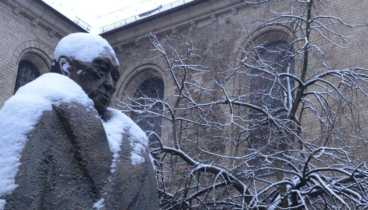 Adenauerstatue im Schnee