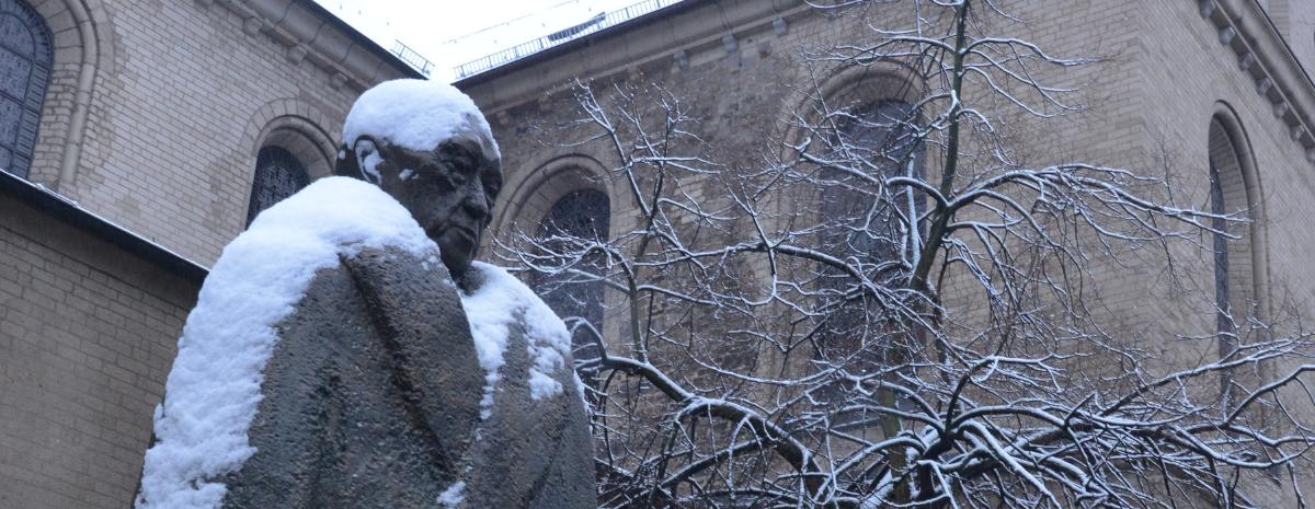 Adenauerstatue im Schnee