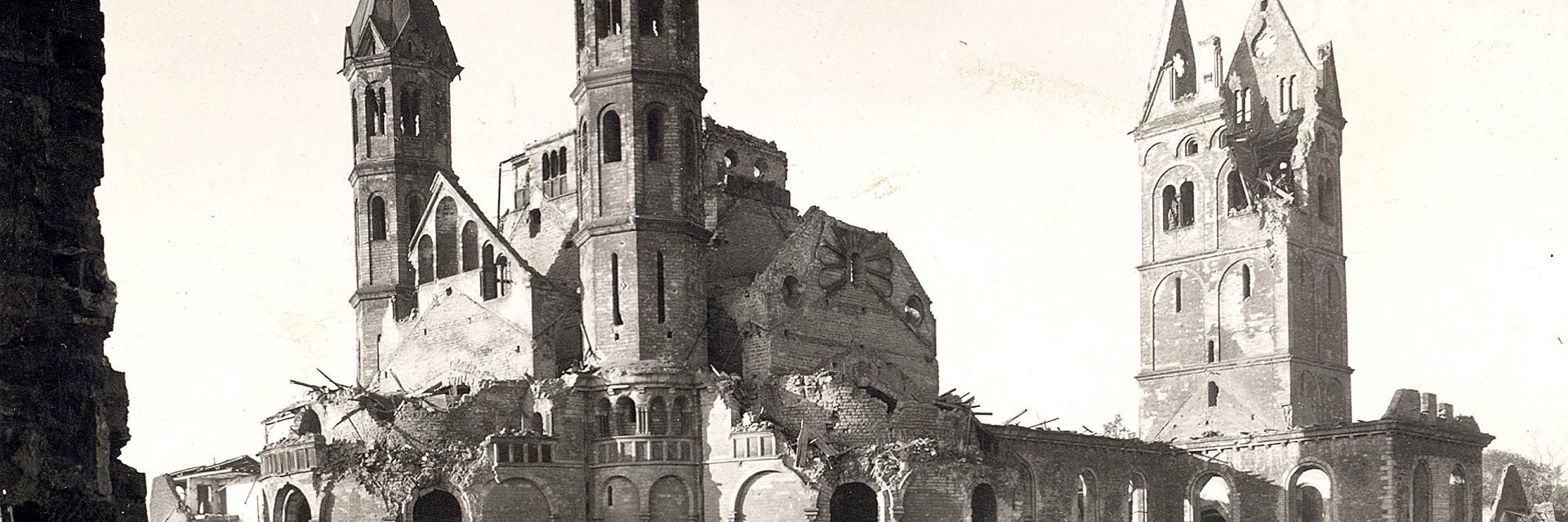 Zerstörte Basilika St. Aposteln 1946