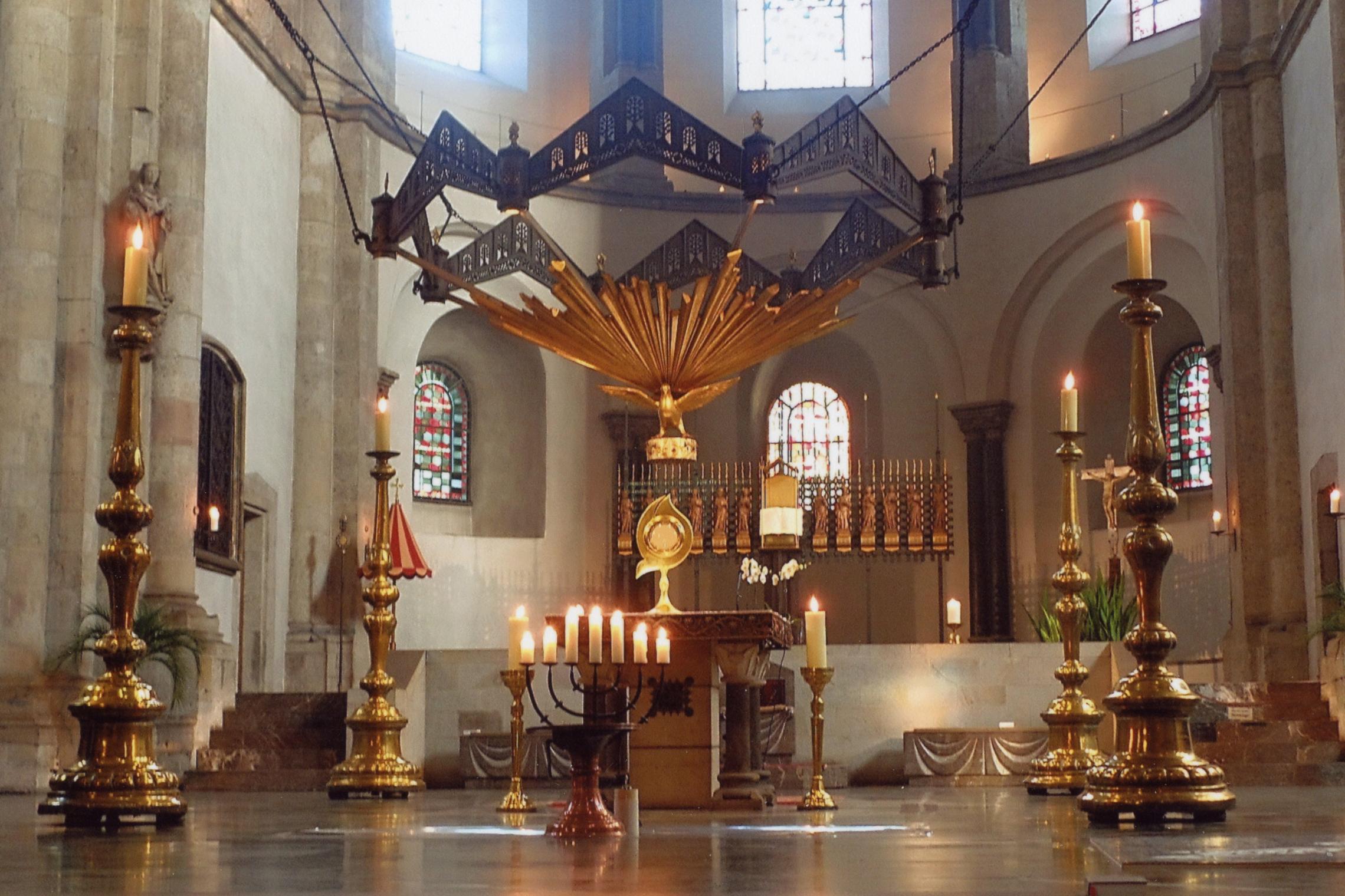 Altarraum vorbereitet für die Eucharistische Anbetung